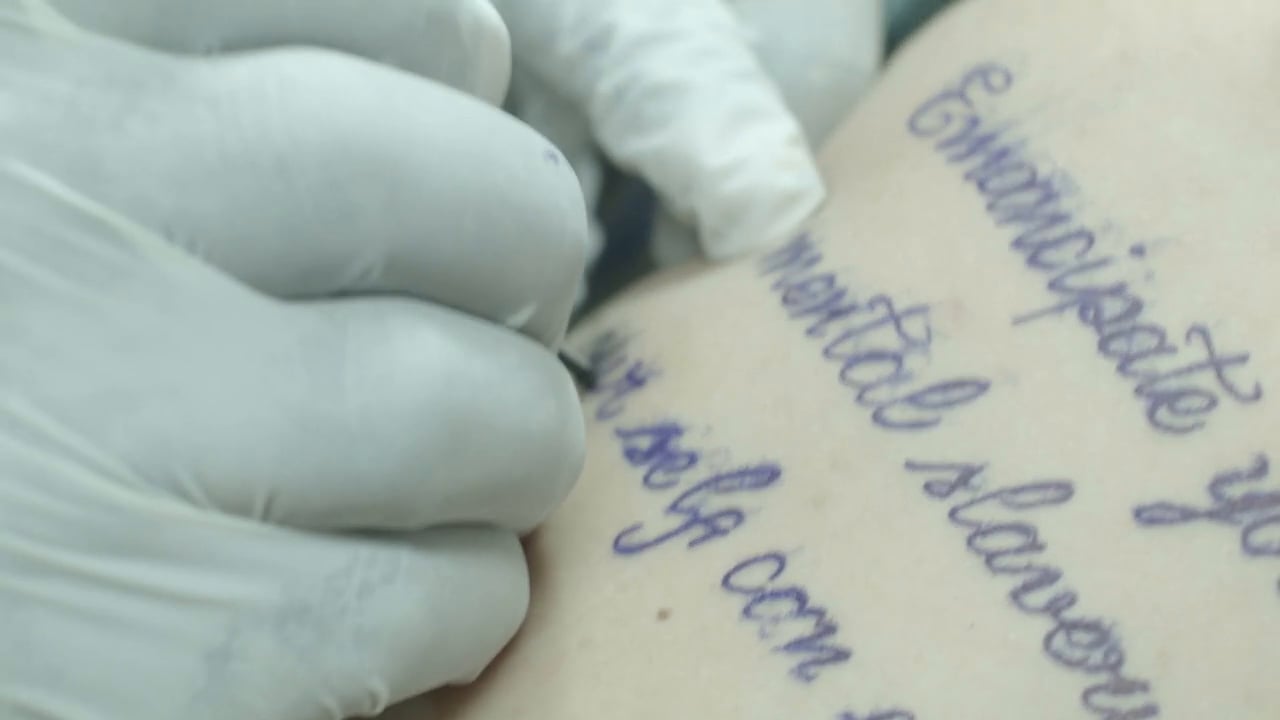 Va tatuando/ Va jugando